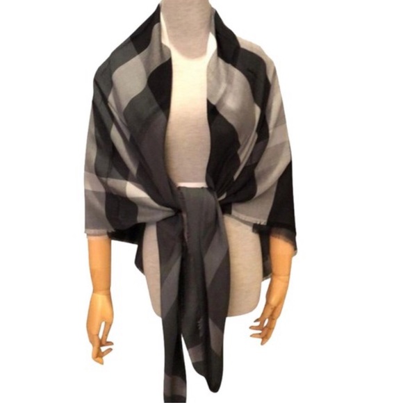 100% Authentic Burberry scarf 🧣 - Picture 1 of 16